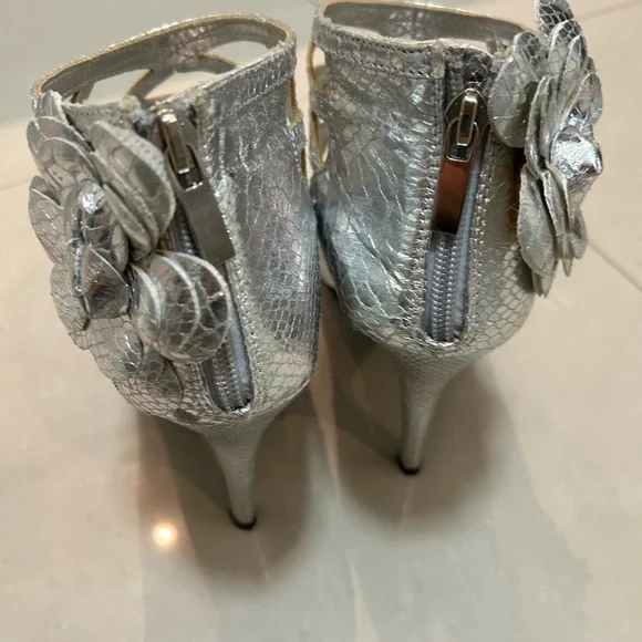 Silver heels - Picture 6 of 6
